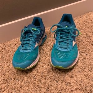 Mizuno  WaveRider 21 women’s tennis shoes